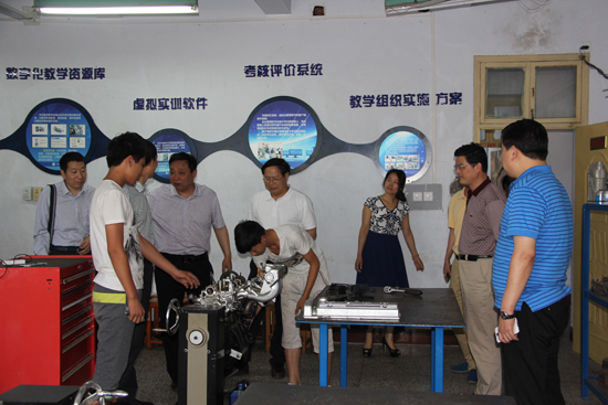 南陽(yáng)工業(yè)學(xué)校汽車(chē)實(shí)驗(yàn)室