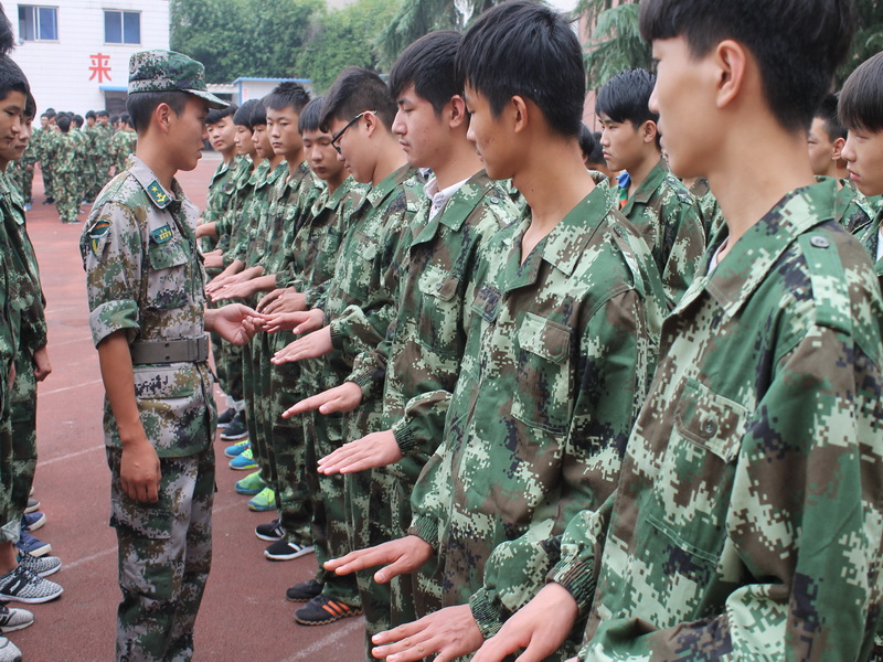 南陽工業(yè)學(xué)校新生軍訓(xùn)實拍