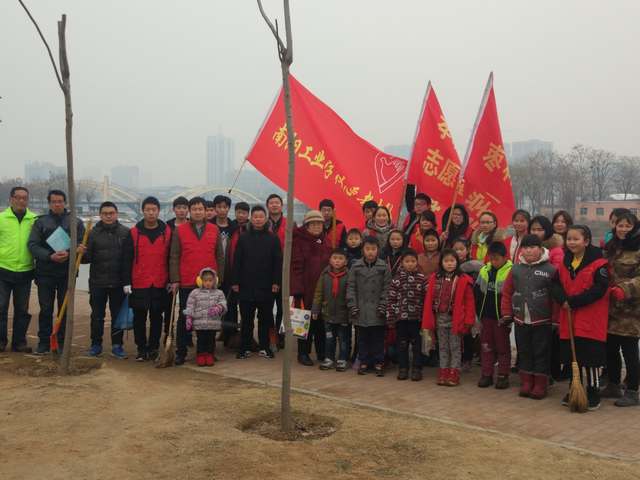 南陽(yáng)工業(yè)學(xué)校團(tuán)委公益活動(dòng)